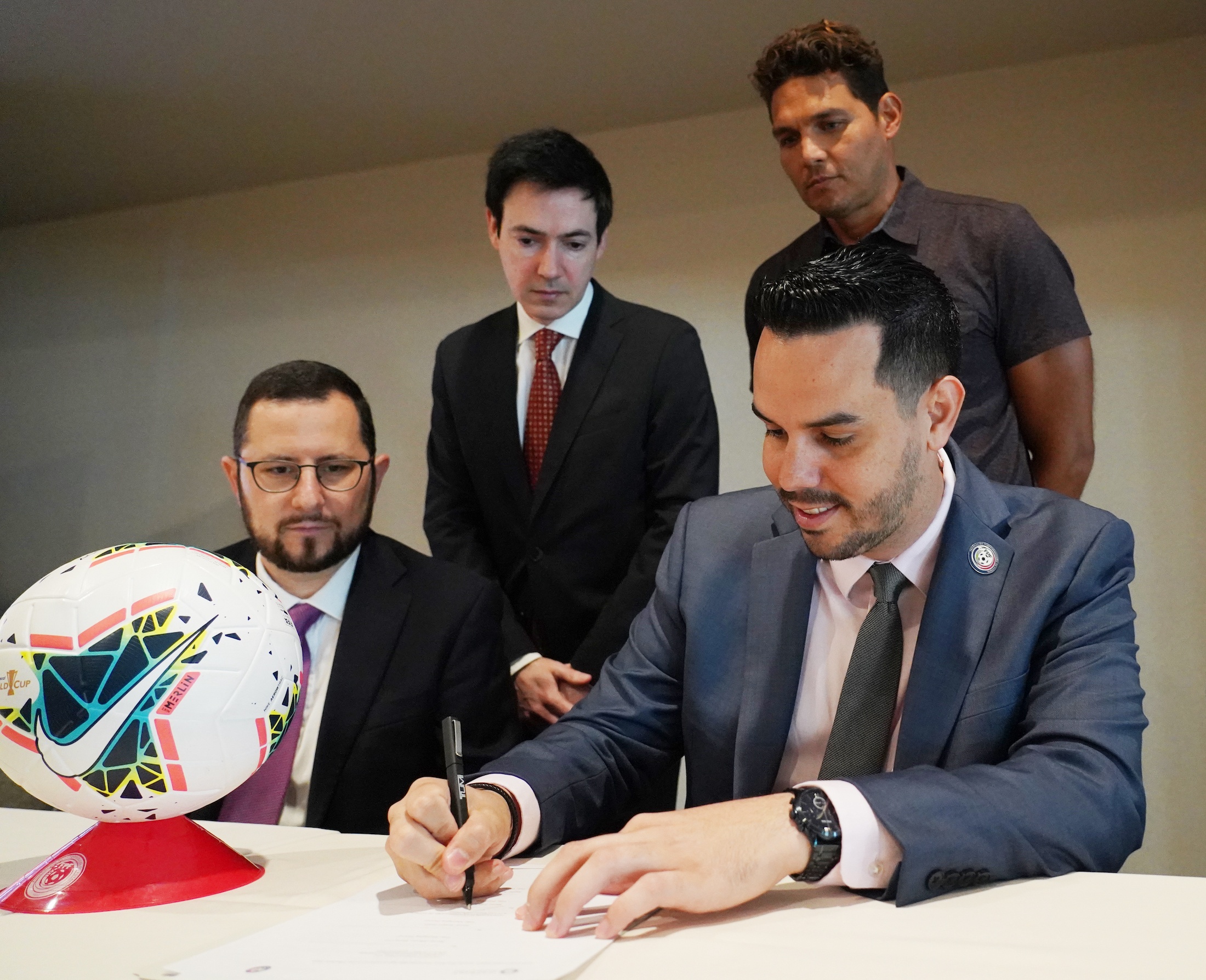 Iván Rivera, presidente FPF, firma acuerdo junto con Alfonso lanis-Cue, Robert Swain y Arsenio López en conferencia de prensa